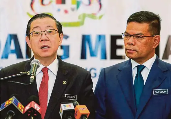  ?? PIC BY LUQMAN HAKIM ZUBIR ?? Finance Minister Lim Guan Eng speaking at a press conference in Putrajaya yesterday. With him is Domestic Trade and Consumer Affairs Minister Datuk Seri Saifuddin Nasution Ismail.