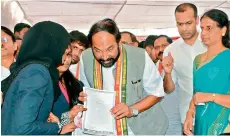  ?? —DC ?? TPCC chief N. Uttam Kumar Reddy interacts with students after launching the Congress signature campaign on fee reimbursem­ent dues at Shamshabad on Friday. Former minister Sabitha Indra Reddy is also seen