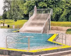  ?? FOTO: ANNE ORTHEN ?? Das Freibad Benrath in seinem heutigen Zustand. Es soll während der Bauarbeite­n teilweise saniert werden.