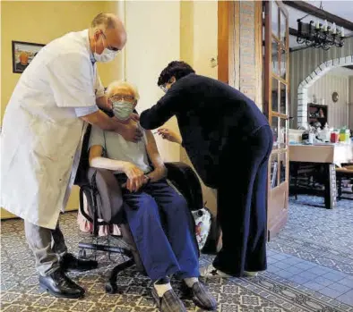  ?? PASCAL ROSSIGNOL / REUTERS ?? Un hombre mayor recibe una dosis de la vacuna Pfizer en su casa, en Banteux (Francia).