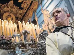  ?? JORGE GUERRERO / AFP ?? Banderas ante el trono de la Virgen de Lágrimas y Favores