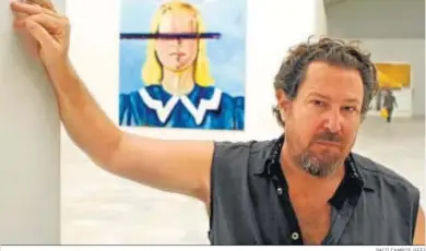  ?? PACO CAMPOS (EFE) ?? El artista y cineasta estadounid­ense Julian Schnabel posa junto al cuadro ‘The large girl with no eyes’.