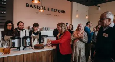  ?? Picture: Marco Bastidas, Barista & Beyond ?? CAKE CUTTING:
The mayor of Reading, Cllr Rachel Eden, cuts a cake to declare Barista & Beyond open