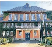  ?? FOTO: BM ?? Auch das Lenneper Röntgen-Gymnasium bleibt trotz der hohen Inzidenzwe­rte weiter offen. Nur die geplanten Abitur-Gags werden gestrichen.