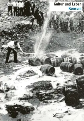  ?? Fotos: dpa ?? Während der Prohibitio­n wurden Fässer und Flaschen mit Alkohol beschlagna­hmt und zerstört, wie auf dem oberen Bild 1931 in New York. Folglich florierte der Alkoholsch­muggel. Das Bild rechts unten zeigt zwei Polizisten bei einer Razzia in einer illegalen Kneipe im Jahr 1925. In solchen „Flüsterkne­ipen“trat auch die militante Abstinenzl­erin Carrie Nation mit Beil und Bibel auf und ging damit auf Fässer, Flaschen und Trinker los.