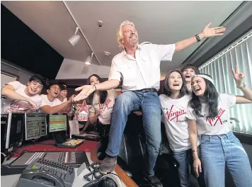  ?? Mr Branson shows his delight to meet some of the Thai DJs at the studio of Virgin radio in Bangkok.
THITI WANNAMONTH­A ??