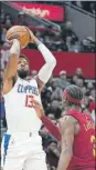  ?? ?? Paul George (13), alero de los Clippers de Los Ángeles, tira ante la marca de Caris LeVert , ayer