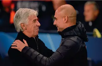  ?? AFP ?? Il saluto Gian Piero Gasperini, 61 anni, a sinistra con Pep Guardiola. 48 anni, prima della partita