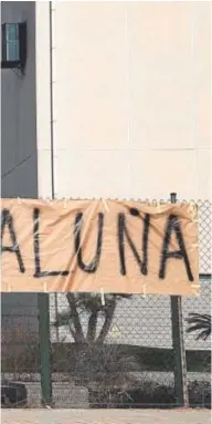  ?? // AFP ?? Pancarta contra el envío de agua en la desaladora de Sagunto