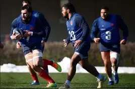  ?? (Photo AFP) ?? Faute de match dimanche, Charles Ollivon et les Tricolores ont été libérés. Hier, ils ont quitté Marcoussis par transport individuel.