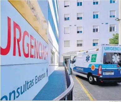  ?? JULIO GONZÁLEZ ?? Ambulancia­s en el Hospital Puerta del Mar.