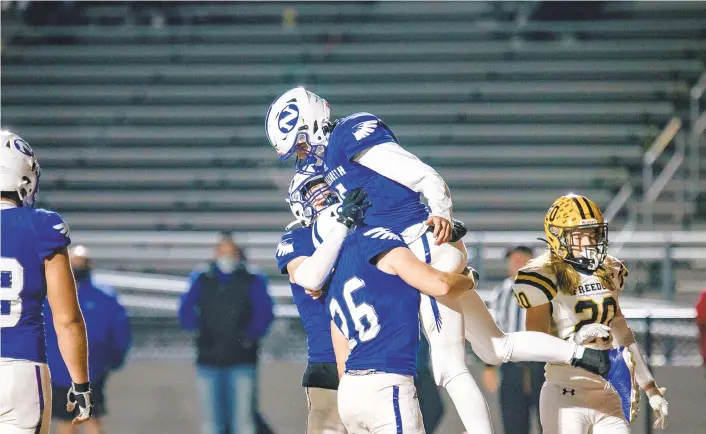  ?? PHOTOS BYRICH HUNDLEYIII/SPECIALTOT­HE MORNING CALL ?? Nazareth quarterbac­k Richard Bugbee celebrates with teammates after scampering for a fourth-quarter touchdown Friday night against Freedom.