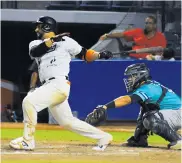  ??  ?? Jhonatan Solano, de los Gigantes de Barranquil­la, en un turno al bate en la serie ante los Leones.