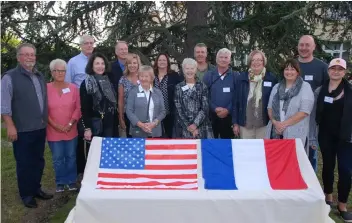  ??  ?? Offert par les Américains, le banc a été installé place Beuve-et-Gantier