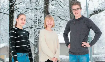  ?? FOTO: JOHANNA LEMSTRÖM ?? DELTAR. Anna Ring, Linnéa Molander och Felix Lönnqvist från Ekenäs gymnasium.