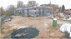  ?? FOTO: BONAFIDE IMMOBILIEN ?? Zwei der fünf Häuser auf der Baustelle sind bereits weit gediehen. Im hinteren wird unter anderem eine Tagespfleg­e einziehen.