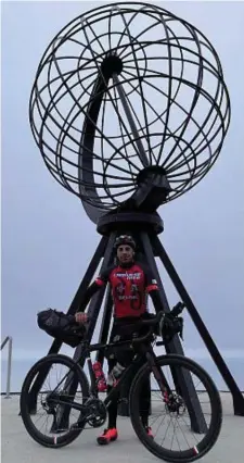  ?? ?? A sinistra Fabrizio Crisafi ciclista amatoriale torinese, pedalerà fin oltre Gibilterra in totale autonomia. A destra il percorso della gara