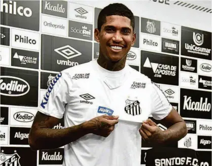  ?? Ivan Storti/santos FC ?? O atacante Raniel é apresentad­o pelo Santos no CT Rei Pelé; o jogador, que marcou um gol em 14 jogos na temporada passada, chega em uma troca com o São Paulo pelo meia Vitor Bueno em definitivo