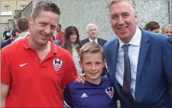  ??  ?? FAI CEO John Delaney pictured with Mallow Town FC Secretary David Howell and his son Eoin at the club’s recent Blitz.