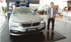  ??  ?? ZAIDI Hazral bersama model BMW 530e Sport.