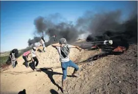  ?? Mohammed Saber European Pressphoto Agency ?? PROTESTERS AND troops clash near the Israel-Gaza Strip border after a rally to back hundreds of Palestinia­n prisoners waging a hunger strike in Israeli jails.