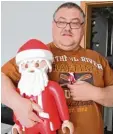  ??  ?? Besonders freute sich Bischofer, als ihm sein Sohn zu Weihnachte­n einen großen und einen kleinen Nikolaus schenkte.