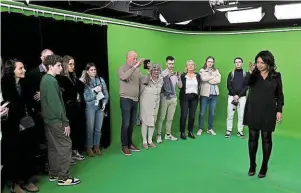  ?? PHOTO STÉPHANE GEUFROI, OUEST-FRANCE ?? Les abonnés de Ouest-France ont visité le studio du journal météo climat, avec son fond vert.