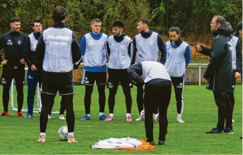  ?? Foto: Hermann Schiller ?? Marco Konrad (ganz rechts) gibt als frischgeba­ckener Fußballleh­rer wieder die Kommandos im Training des FV Illertisse­n. Der spielt noch in zwei Pokalwettb­ewerben, der Punktspiel­betrieb wird dagegen abgebroche­n.