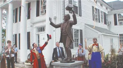  ?? Corey Boutilier/Contribute­d photo ?? A scene from “P.T. Barnum: The Lost Legend,” in which a statue of Barnum is revealed in Bethel.