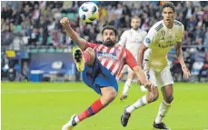  ?? FOTO: IMAGO ?? Diego Costa zieht ab, Raphael Varane schaut zu..