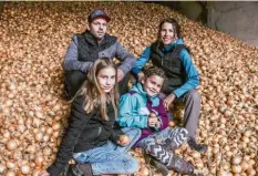  ?? Fotos: Diana Zapf‰Deniz ?? Max Kratzer mit seiner Frau Andrea und den Mädchen Louisa und Julia. Die Zwiebelern­te ist für dieses Jahr eingefahre­n.