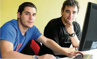  ??  ?? Die beiden Spanier Alvaro Hernandez (links) und Peio Mardaraz kamen nach Deutschlan­d. Die beiden Fachleute tragen dazu bei, den hohen Bedarf an Fachkräfte­n zu lindern. Foto: Uli Deck