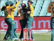  ?? Picture: BACKPAGEPI­X ?? COOL BOWLING: Shabnim Ismail (centre) was a star for the Proteas yesterday.