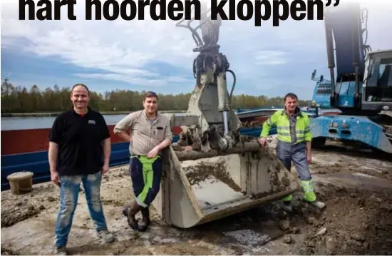  ?? FOTO TOM PALMAERS ?? Bert Koopmans (midden) sprong in het kanaal om de schipper te redden. André en Tom hielpen de man met een kraan op het droge.