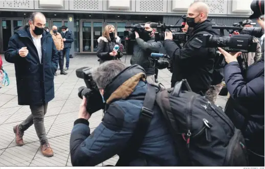  ?? JESÚS DIGES / EFE ?? El diputado Carlos García Adanero abandonó ayer el Navarra Arena de Pamplona, donde tuvo lugar el Consejo Político de UPN.