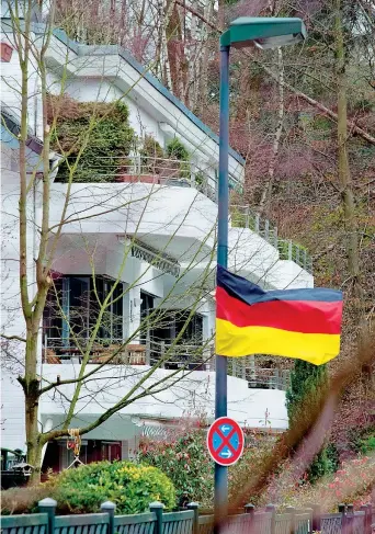  ??  ?? A Düsseldorf La bandiera tedesca a mezz’asta davanti allo stabile dove si trova l’appartamen­to del copilota
(Photomasi)