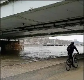  ??  ?? Le Rhône a submergé les berges ces derniers jours mais son niveau baisse.