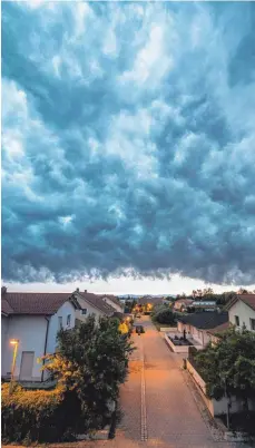  ?? FOTO: ARMIN WEIGEL/DPA ?? Gewitter ereignen sich überall – und so kann auch überall Starkregen zu einem Problem werden.