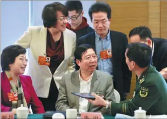  ?? ZHU XINGXIN / CHINA DAILY ?? Members from the medical and healthcare group of the 13th National Committee of the Chinese People’s Political Consultati­ve Conference discuss hot topics in their respective fields.