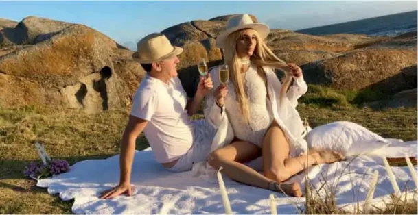  ??  ?? El 9 de enero Vicky y Javier, vestidos de impecable blanco, celebraron un año de amor con un “picnic chic”, con velas y champagne, en una romántica puesta de sol sobre Punta del Este. La pareja se refugió en un tranquilo campo, lejos de la ciudad.