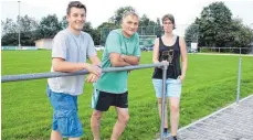  ?? FOTO: SABINE RÖSCH ?? Die letzten 50 Meter der Bande am Kettenacke­r Sportplatz können noch nicht fertig gemacht werden, da die Stangen gestohlen wurden und die neuen noch nicht da sind. Noch vor Beginn der Fußballrun­de werden die neuen Stangen geliefert und montiert,...