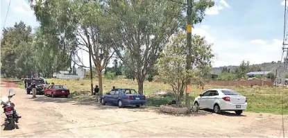  ?? NACHO REYES ?? Los policías estaban comiendo debajo de un árbol cuando fueron atacados