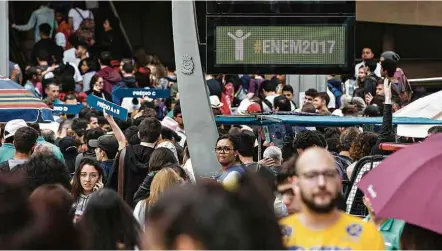  ?? Adriano Vizoni/Folhapress ?? Alunos chegam na Uninove da Barra Funda (zona oeste de São Paulo) para o primeiro dia do Enem, que teve redação