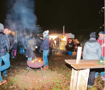  ?? Foto: Katharina Wachinger ?? Am Mobil von Hubert Asam standen die Besucher für Flammkuche­n Schlange.