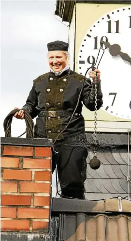  ?? FOTO: NORMAN BÖRNER ?? Michele Röder auf dem Dach des Kindergart­ens in Remschütz.