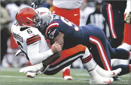  ?? AP PHOTO/MICHAEL DWYER ?? Cleveland Browns quarterbac­k Baker Mayfield (6) gets dropped to the turf by New England Patriots defensive end Deatrich Wise (91) during the second half of an NFL football game, on Sunday in Foxborough, Mass.
