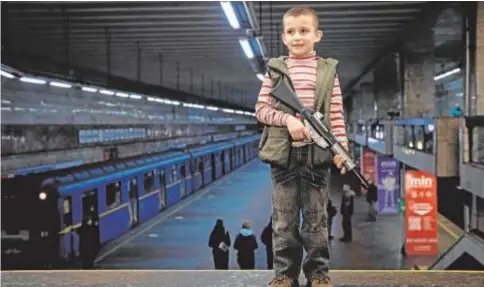  ?? // REUTERS ?? Un niño sostiene un arma de juguete en la estación que sirve de búnker durante los bombardeos