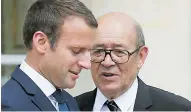  ?? AFP ?? El presidente francés, Emmanuel Macron, izq., habla con el ministro de Relaciones Exteriores, Jean-Yves Le Drian.