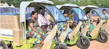  ?? H.S. MANJUNATH ?? Women pourakarmi­kas undergoing training to operate e-rickshaws in Mangaluru on Sunday.