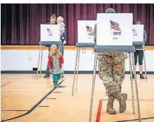  ?? FOTO KATINA ZENTZ/AP ?? US-Bürger geben in einem Wahllokal in Knoxville ihre Stimme ab.